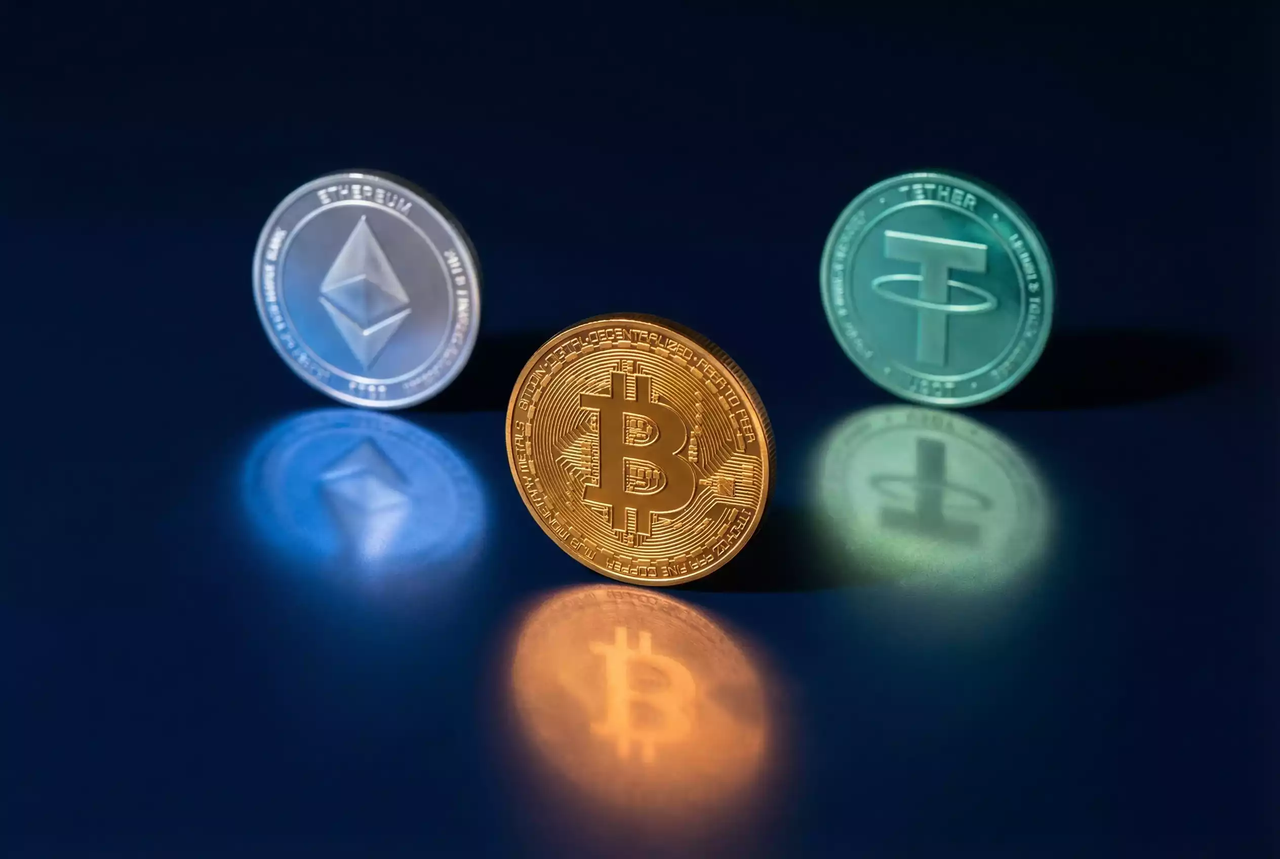 Confronto tra Bitcoin, Ethereum e USDT per le scommesse sportive: commissioni, velocità e volatilità